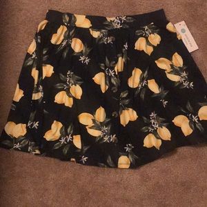 Cute lemon skirt.
